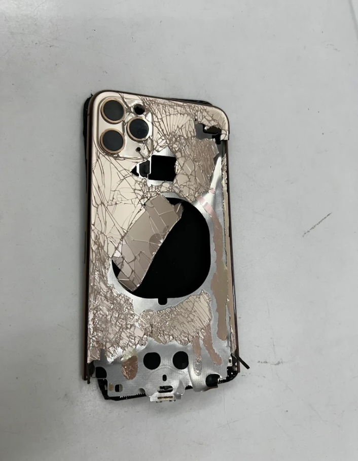 iPhone 11 Pro Max pantalla rota antes de reparar — Rapidfix Granada